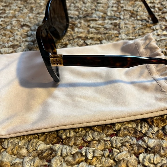 Women’s Tory Burch polarized sunglasses! Only worn twice!! - Picture 3 of 6